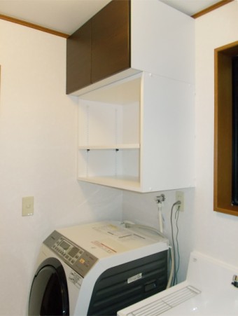 ブラックの落ち着いたバスルームにLIXILアライズ Zタイプ